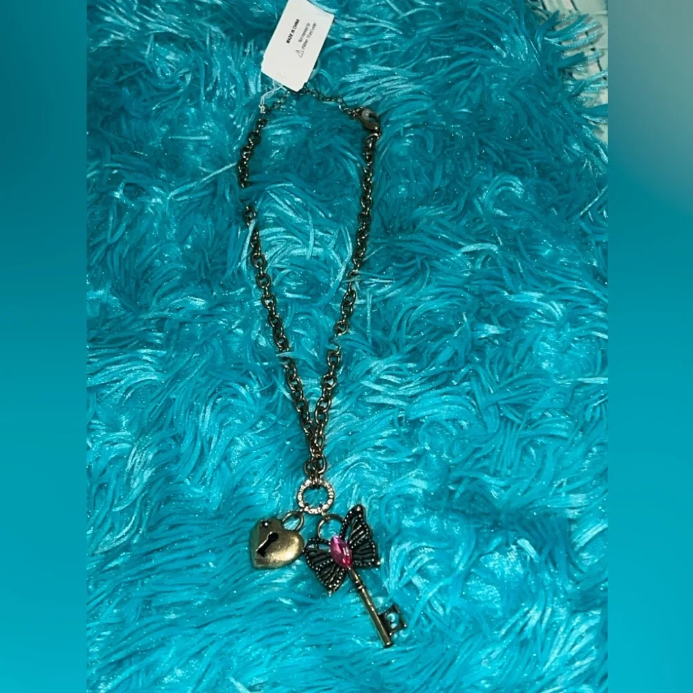 NWT Betsey Johnson Boho Butterfly Key Charm Pendant Necklace - Picture 5 of 5